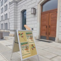 Bild vor der Universitätsbibliothek