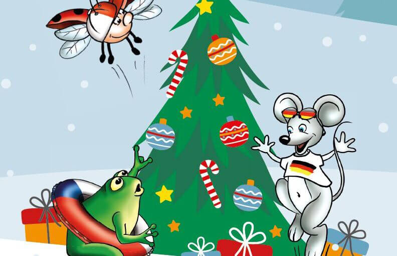 Maus, Frosch und Marienkäfer stehen um einen geschmückten Weihnachtsbaum