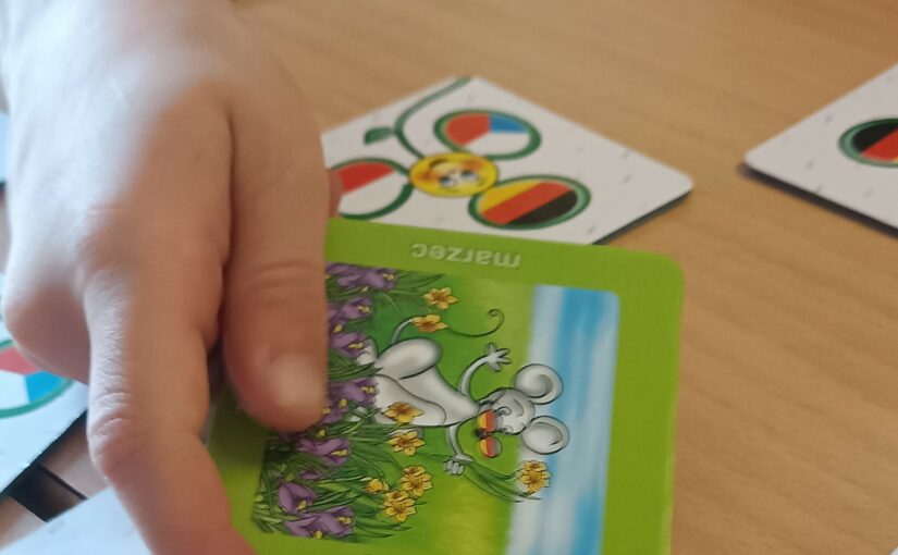Eine Hand dreht Memokarten um