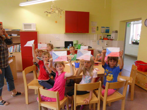 Kinder mit gemalten Flaggen in den Farben Tschechiens