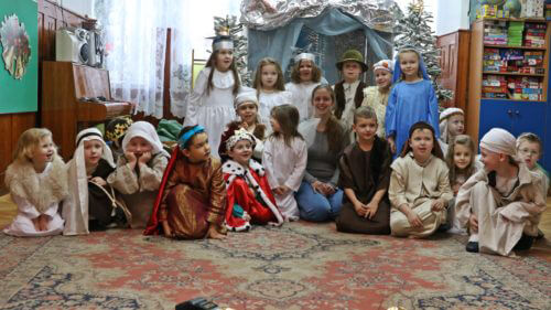 Jasmina mit den Kindern der Zgorzelecer Kita nach der Generalprobe zur diesjähringen Weihnachtsgeschichte  Foto: Entwicklungsgesellschaft Niederschlesische Oberlausitz mbH